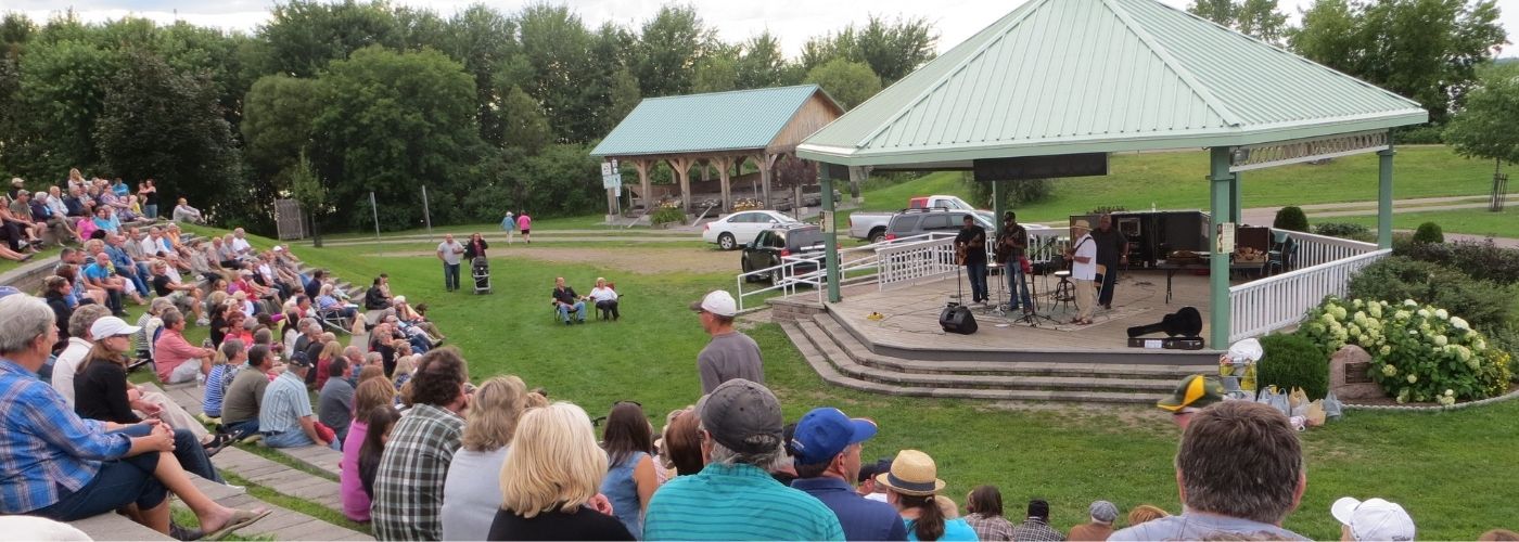A crowd at an outdoor amphitheatre.
